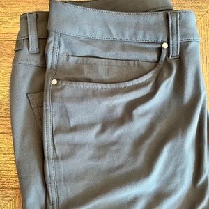 ABC Classic-Fit 5 Pocket Pant 34" Warpstreme. Waist size 33. Obsidian color.